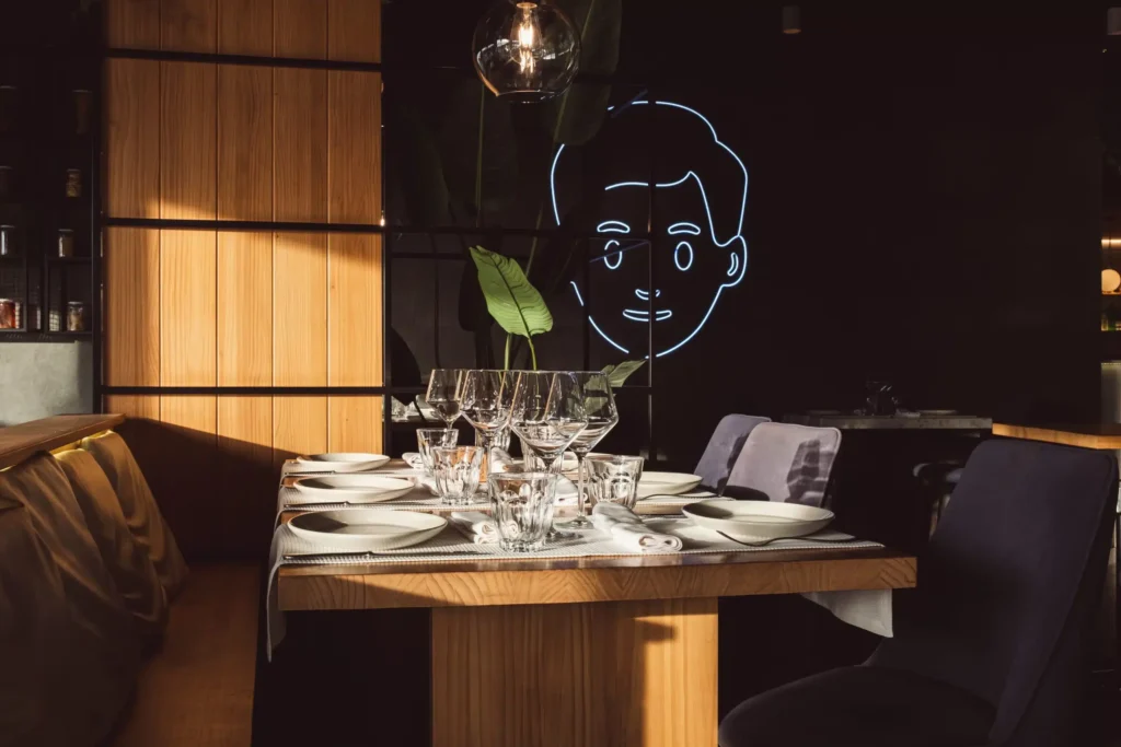 Salón con el logo de Pacu