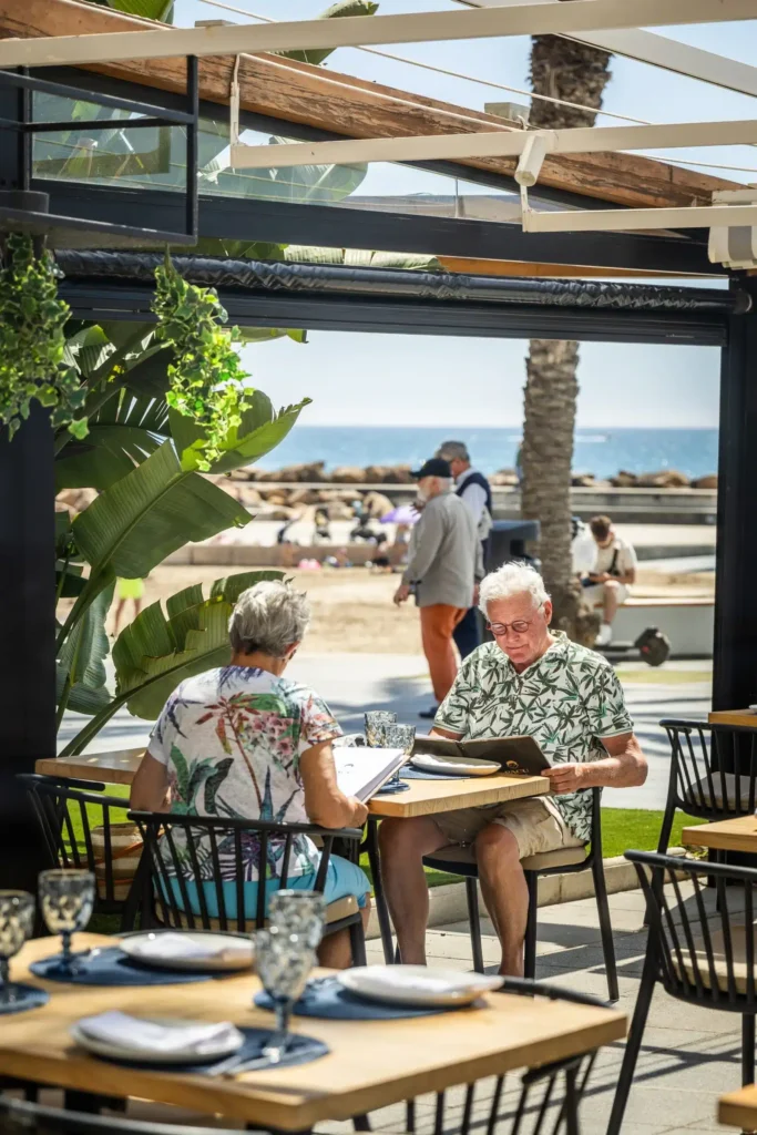 Clientes en la terraza de Pacu